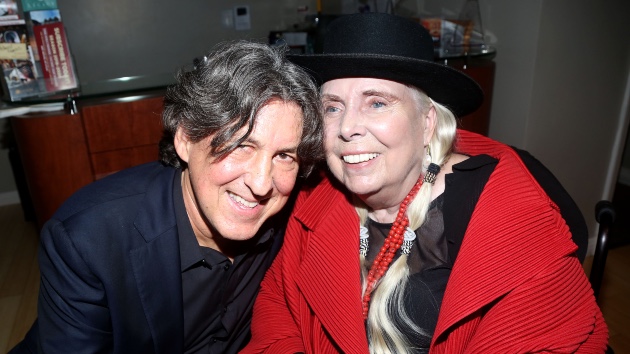 O escritor / diretor Cameron Crowe dá atualizações sobre a cinebiografia de Joni Mitchell