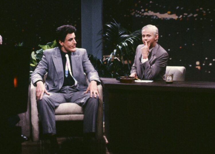 O ex-aluno do 'SNL' Kevin Nealon diz que desenvolveu claustrofobia depois de receber um queixo falso para interpretar Jay Leno