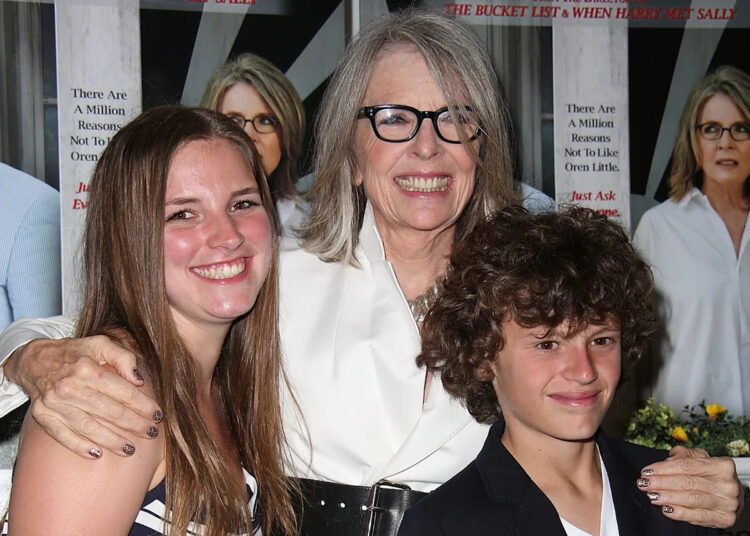 O filho de Diane Keaton, Duke, canaliza o visual exclusivo de sua mãe em sua primeira aparição emocional