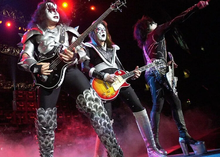 O guitarrista fundador do KISS, Ace Frehley, morre aos 74 anos