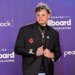 O influenciador Keemz Alberio faz declaração política ousada no tapete vermelho do Latin Music Awards