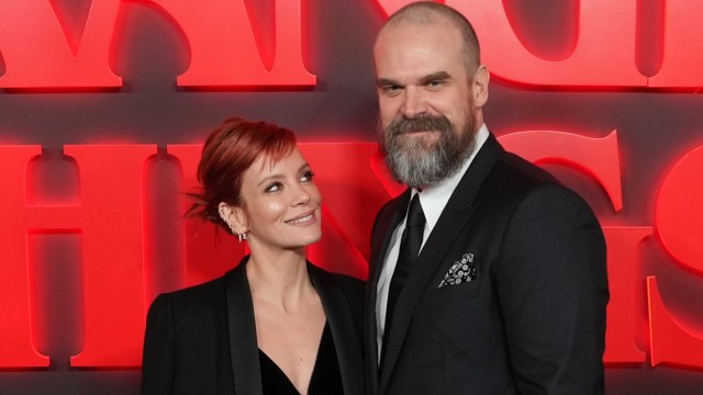 O lançamento do álbum de Lily Allen pode frustrar a carreira de David Harbor - Fonte