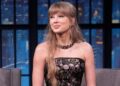 O look de espartilho floral e minissaia de Taylor Swift mantém a estética de showgirl