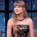 O look de espartilho floral e minissaia de Taylor Swift mantém a estética de showgirl