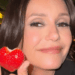 O momento de morango de Nina Dobrev em Paris é muito fofo