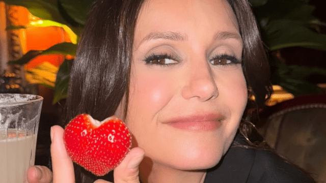 O momento de morango de Nina Dobrev em Paris é muito fofo