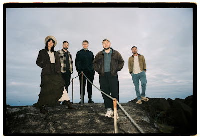 O novo álbum de Of Monsters and Men traz uma oferta alegre do Baltic-Folk