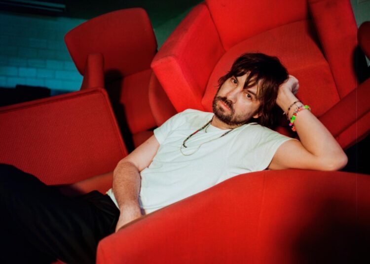 O novo álbum do Tame Impala, 'Deadbeat', mostra Kevin Parker em seu estado mais laissez-faire