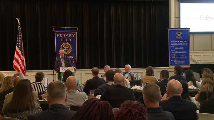 O novo diretor musical da Jackson Symphony fala em reunião do Rotary