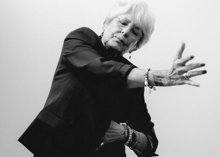 O novo poema de Joan Baez visa a falta de empatia de Donald Trump