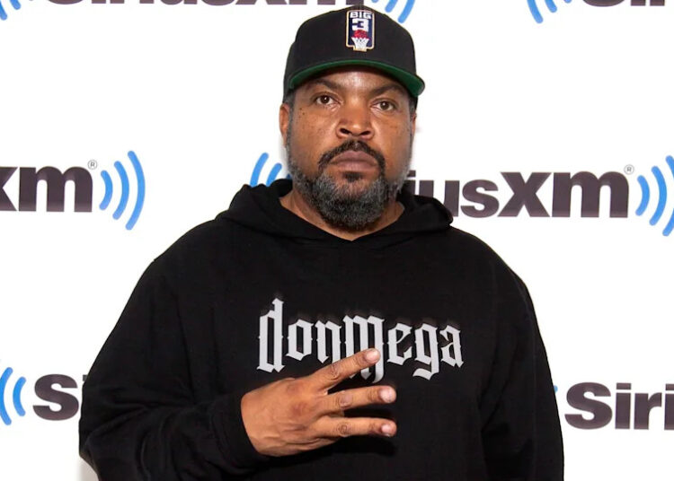 O ônibus de turismo do Ice Cube, cardado em fogo