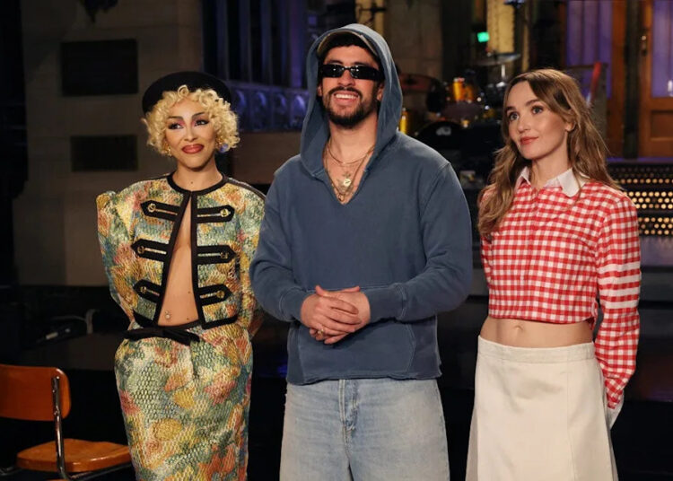 O presidente da Câmara, Mike Johnson, critica Bad Bunny e diz que Lee Greenwood deveria cantar no Super Bowl
