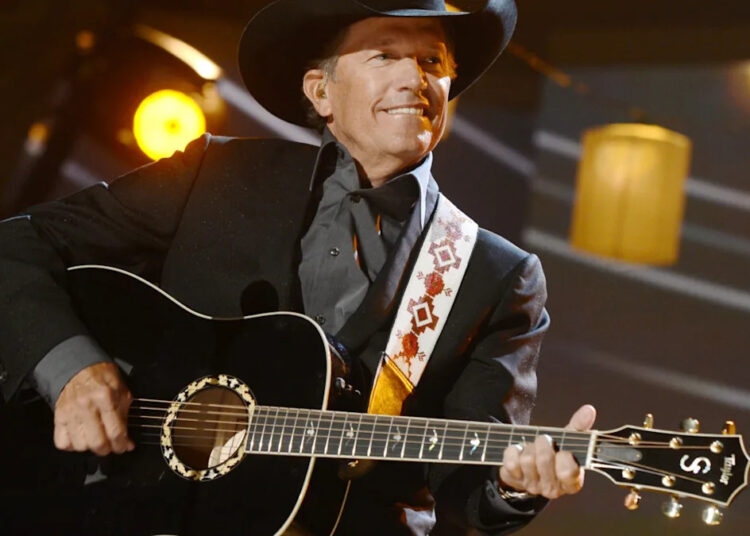 O primeiro show de George Strait, 50 anos atrás, em um bar do Texas, lançou uma lenda country
