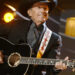 O primeiro show de George Strait, 50 anos atrás, em um bar do Texas, lançou uma lenda country