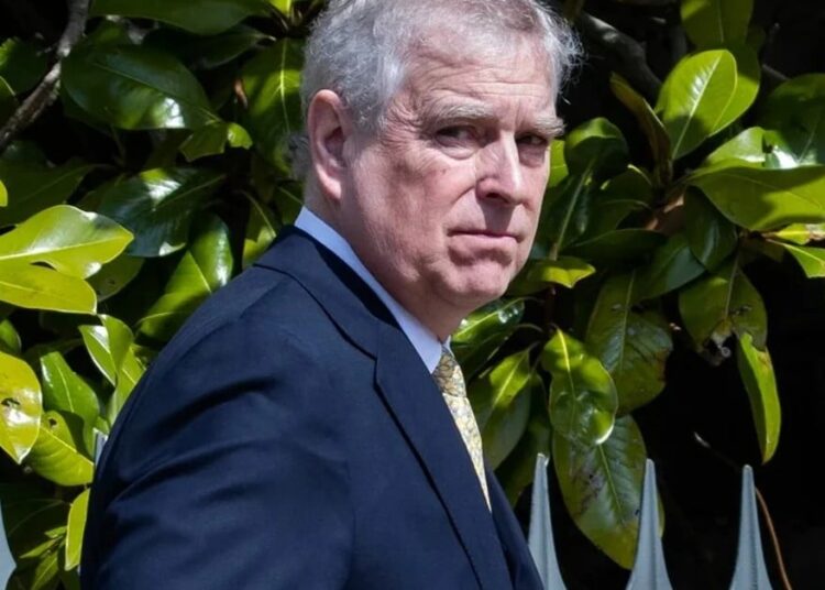 O príncipe Andrew foi destituído de seus títulos reais pelo rei Charles.