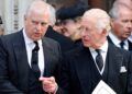 O príncipe Andrew supostamente pensa que o rei Charles tem um “motivo oculto” para querer despejá-lo da Royal Lodge – e que isso envolve a rainha Camilla
