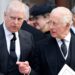 O príncipe Andrew supostamente pensa que o rei Charles tem um “motivo oculto” para querer despejá-lo da Royal Lodge – e que isso envolve a rainha Camilla