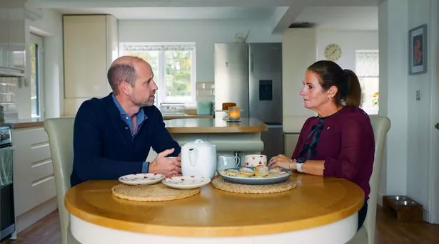 O príncipe William começa a chorar ao falar com a corajosa mãe cujo marido tirou a própria vida