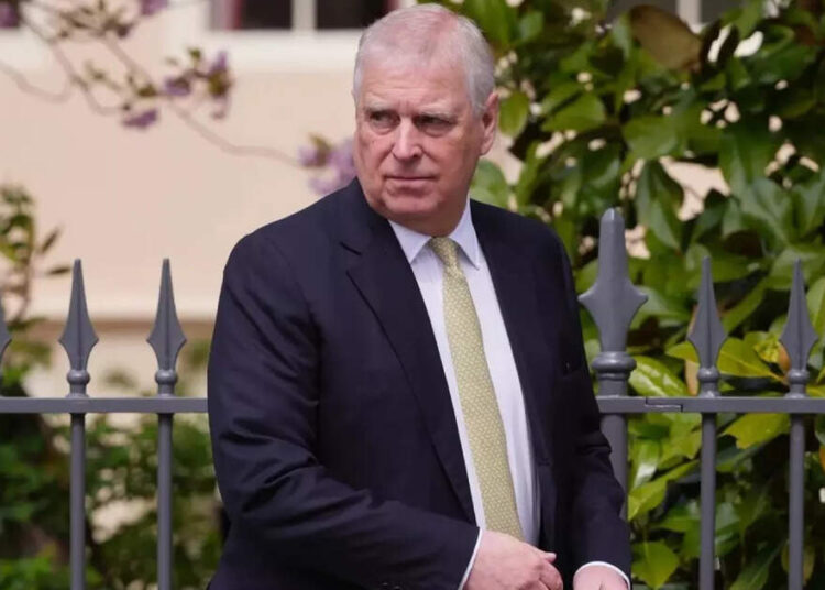 O príncipe William planeja proibir o príncipe Andrew dos deveres reais e da coroação em meio a acusações de abuso sexual