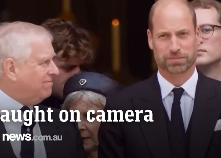 O príncipe William usa um truque secreto para manter suas conversas privadas - mesmo quando estiver em público