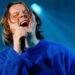 O próximo álbum de Lewis Capaldi fará com que ele abandone suas canções tristes características