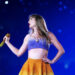 O que o vestido simbólico de corda de Taylor Swift nos diz sobre as armadilhas da fama da Showgirl