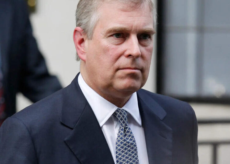 O rei Carlos III retira todos os títulos reais do príncipe Andrew e o expulsa da residência real, marcando um movimento histórico para distanciar a monarquia do escândalo ligado a Epstein