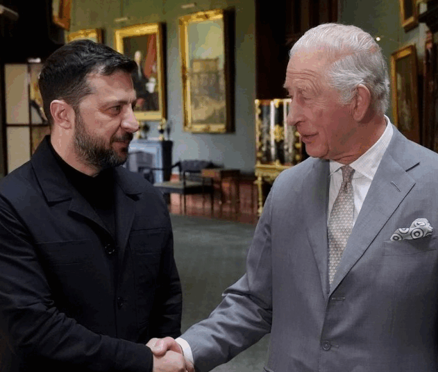 O rei Carlos dá as boas-vindas ao presidente ucraniano Zelenskyy após a conclusão da visita histórica à Santa Sé