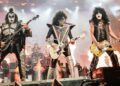 O roqueiro do Kiss, Gene Simmons, se recupera após bater um SUV