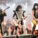 O roqueiro do Kiss, Gene Simmons, se recupera após bater um SUV