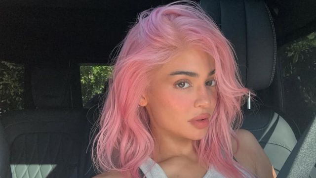 O top curto de Kylie Jenner mostra que ela está comprometida com sua era ‘King Kylie’