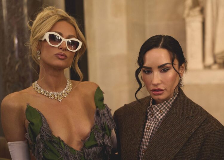 O último despejo de fotos de Demi Lovato apresenta Paris Hilton roubando os holofotes – Star Magazine
