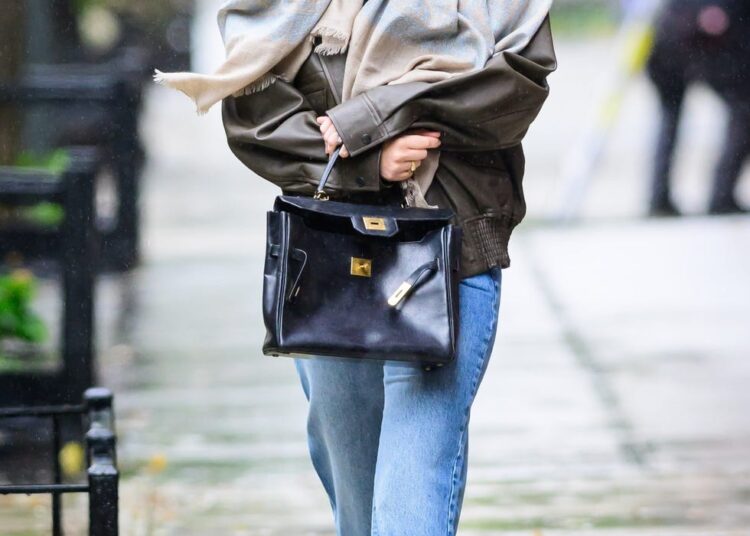 O uniforme de outono de Jennifer Lawrence inclui lenços e Hermès