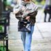 O uniforme de outono de Jennifer Lawrence inclui lenços e Hermès