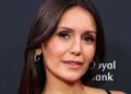 O vestido sem alças de Nina Dobrev tem fãs chamando de 'vestido de vingança'
