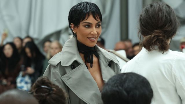 O vestido vintage de Kim Kardashian é tão ousado fãs está dizendo 'o que na Bianca Censori' é