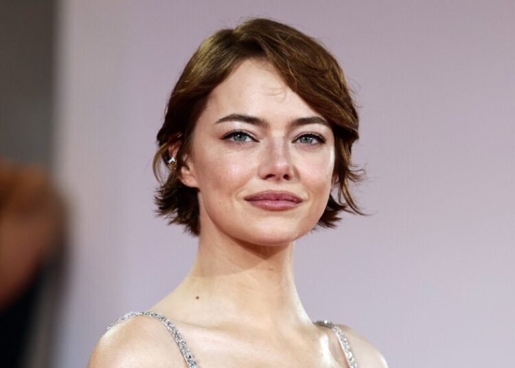 Corte bixie de Emma Stone no Festival de Cinema de Veneza