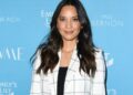 Olivia Munn impressiona em elegante terno branco elogiado por Bralette