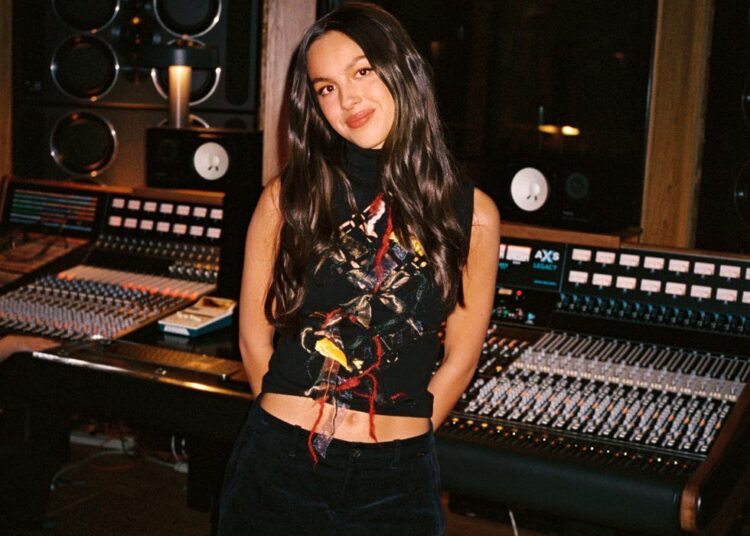Olivia Rodrigo sobre o título do álbum, novas músicas e a turnê Guts