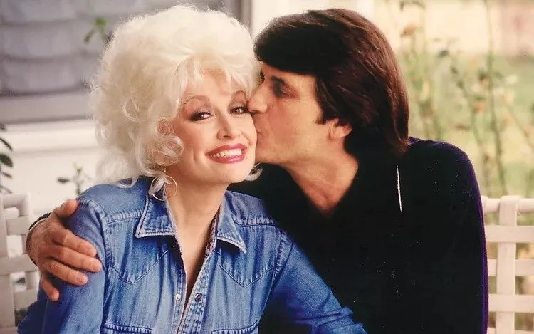 'Ore por Dolly Parton', pede a irmã do cantor country