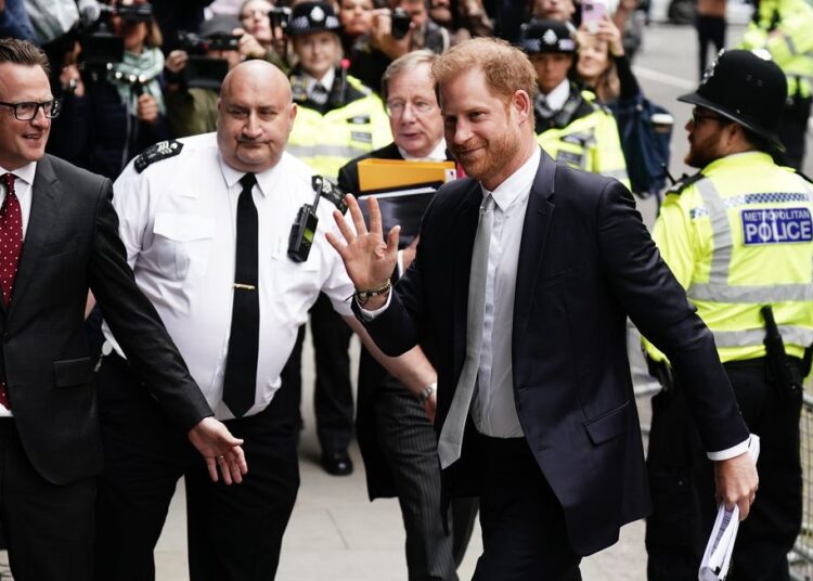 Os advogados do príncipe Harry de volta ao tribunal hoje depois que o duque de Sussex concedeu uma soma de seis dígitos