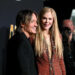 Os amigos de Nicole Kidman questionam por que Keith Urban quer "embaraçar publicamente"