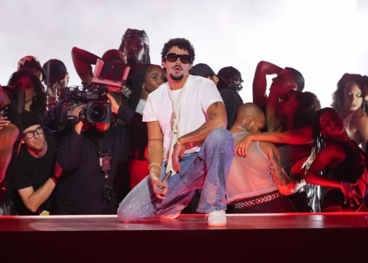 Os conservadores querem uma alternativa 'totalmente americana' ao show do Super Bowl de Bad Bunny. Você pode dizer hispanofobia?