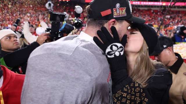Os fãs acreditam que o gesto de Taylor Swift foi um golpe na ex Kayla Nicole de Travis Kelce