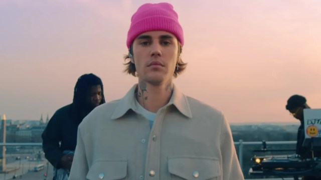 Os fãs dizem que Justin Bieber ‘parece ter 22 anos’ com novo visual de barbear limpo