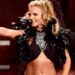 Os filhos de Britney Spears dizem que acordaram e a encontraram segurando uma faca, de acordo com memórias