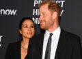 Os gestos do tapete vermelho do príncipe Harry e Meghan Markle causam agitação entre os observadores reais