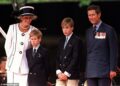 Os príncipes William e Harry ficaram 'doloridos' com o 'dilúvio de roupa suja' de seus pais, de acordo com o autor real