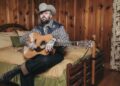 Ouça o excelente novo álbum de Joshua Hedley, ‘All Hat’