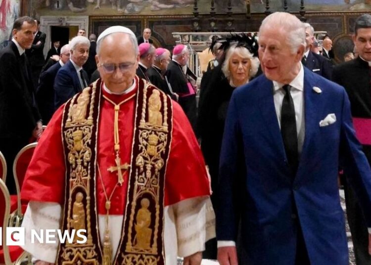 Papa e rei Carlos rezam juntos em “momento extremamente simbólico”